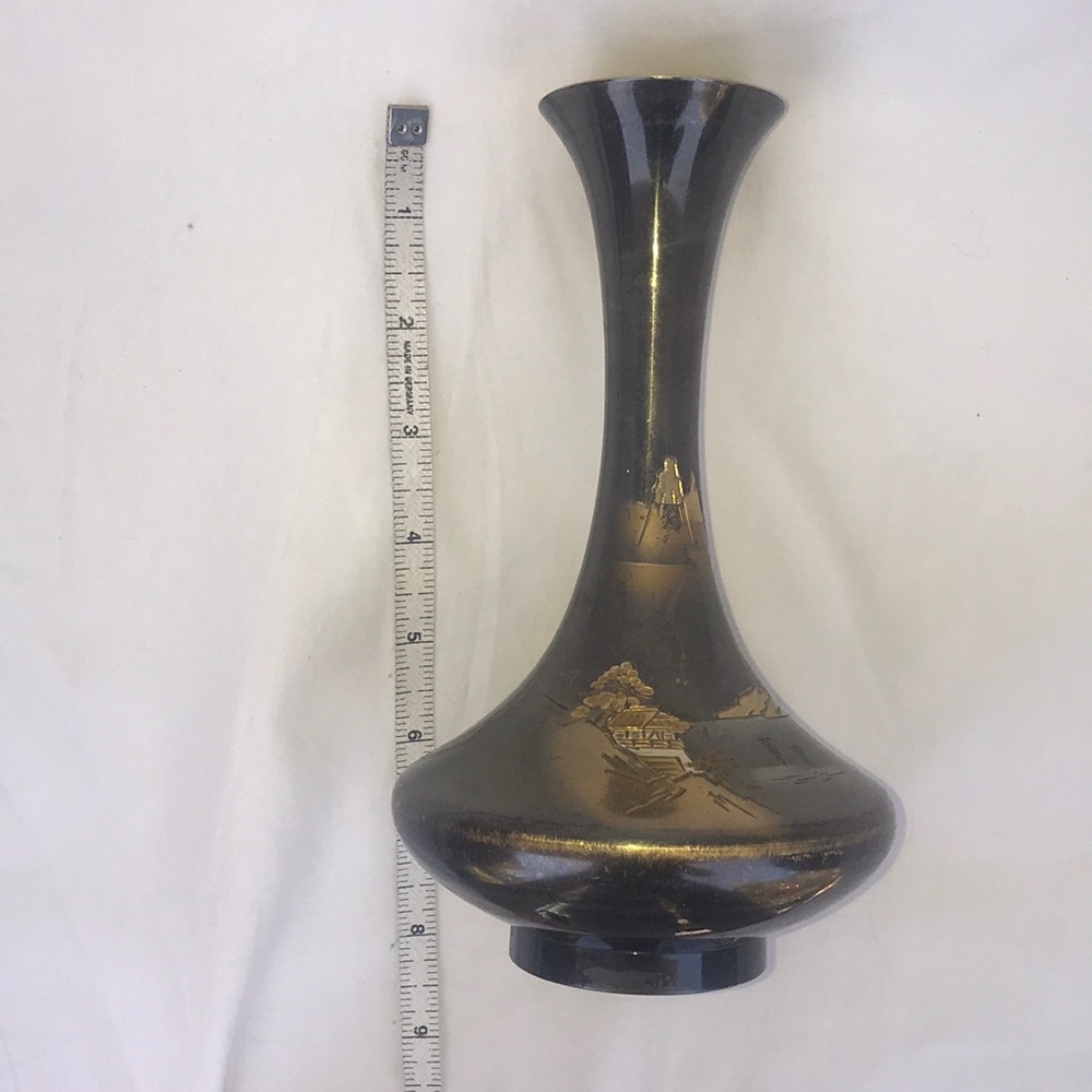 Beautiful scenery engraved metallic vase - Picture 8 of 10